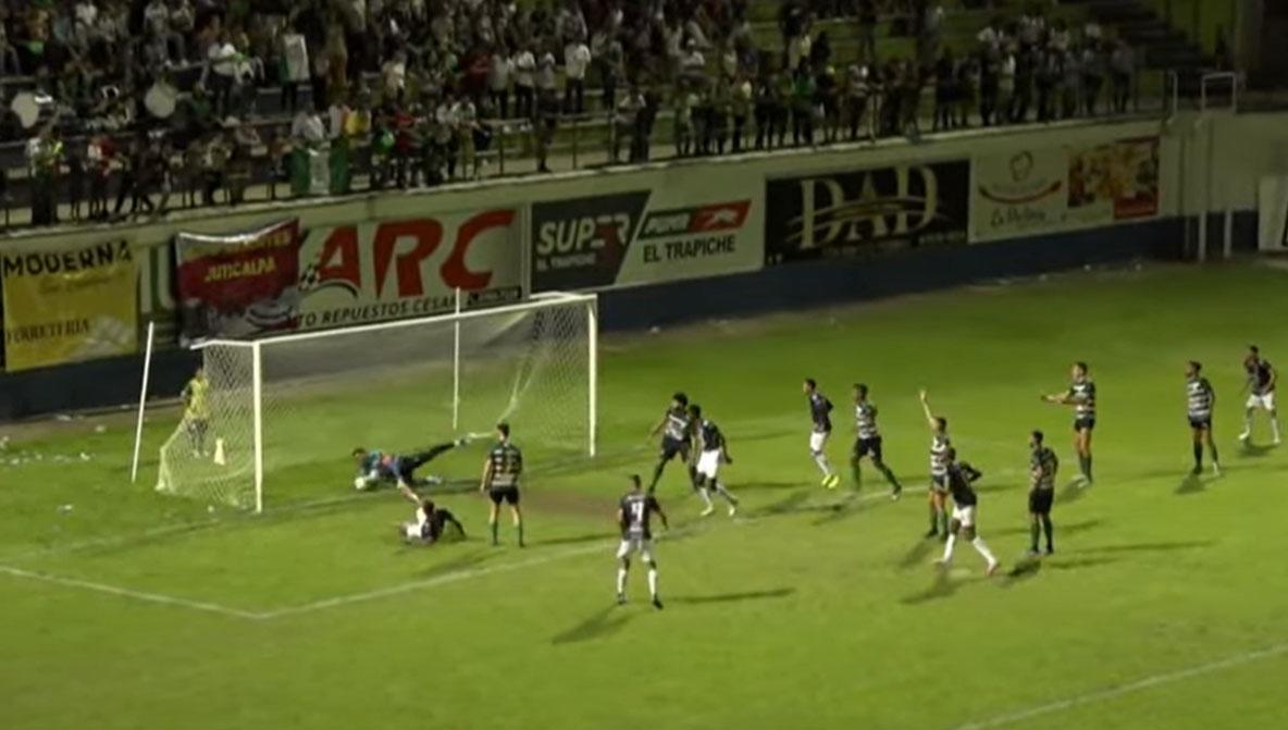 El balón claramente ingresó, pero el árbitro tomó la decisión de no dar por válido el gol del Independiente.
