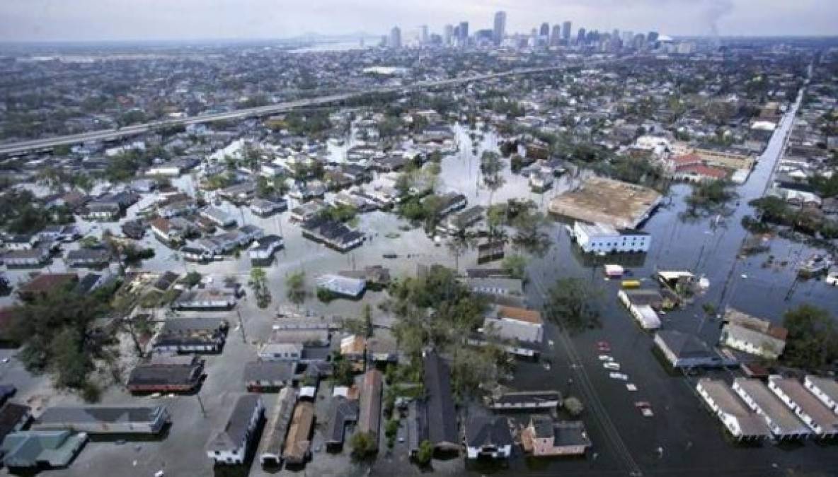 Huracán Katrina<br/><br/>El primer zarpazo de Katrina en territorio estadounidense fue el 25 de agosto de 2005 en el sur de Florida, adonde llegó como ciclón de categoría uno en la escala de Saffir-Simpson y cuatro días después asoló Luisiana con vientos superiores a los 209 kilómetros por hora. Nueva Orleans fue la ciudad que más sufrió. El fenómeno se llevó por delante la vida de más de 2,000 personas.