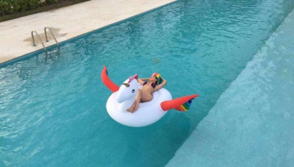 Aracely volvió a publicar nuevas imágenes que la muestran en un revelador bikini disfrutando de un tiempo de relajación sobre un flotador en la piscina.