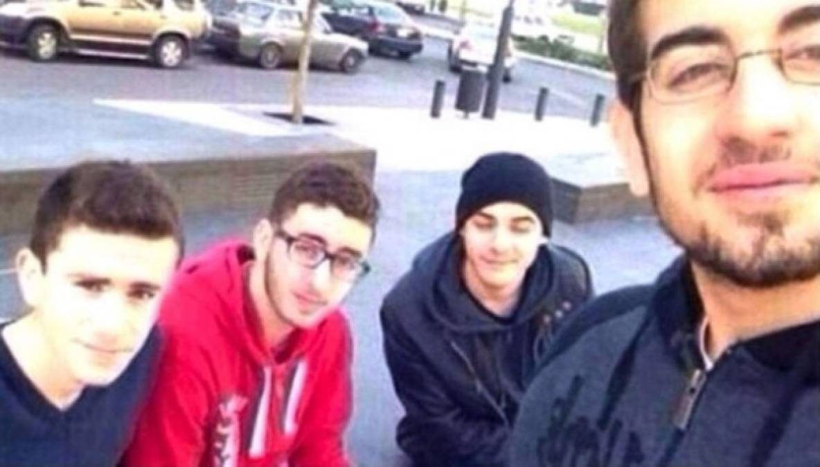 En el Medio Oriente Mohammed Shaar y sus amigos se fotografiaron instantes antes de que un carro bomba estallara en las cercanías. Los 4 jóvenes fallecieron. El incidente ocurrió en el Líbano.