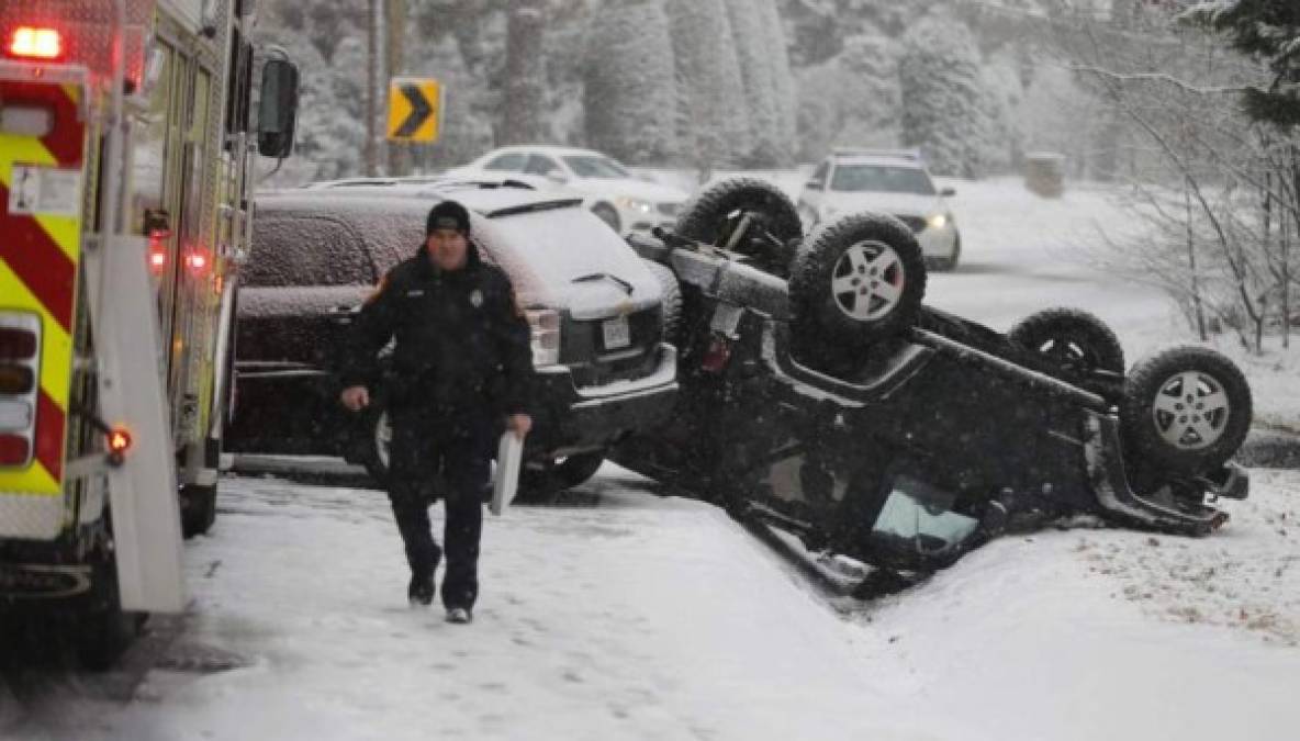 Las fuertes nevadas han afectado a más de 70 millones de personas esta semana y han provocado cientos de cancelaciones de vuelos y varios accidentes de tráfico.