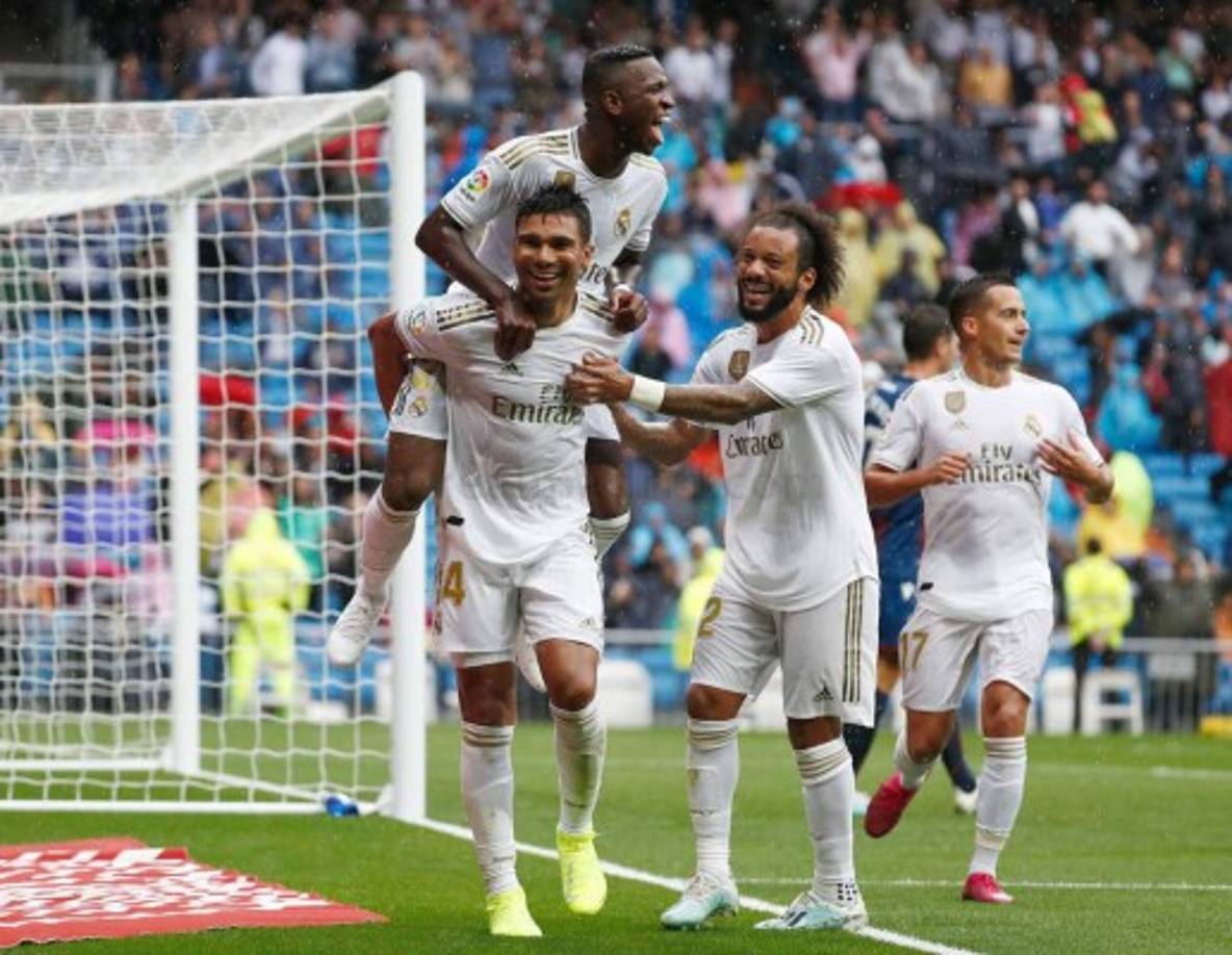 Festejo entre brasileños. Vinicius y Marcelo felicitan a Casemiro por su gol.