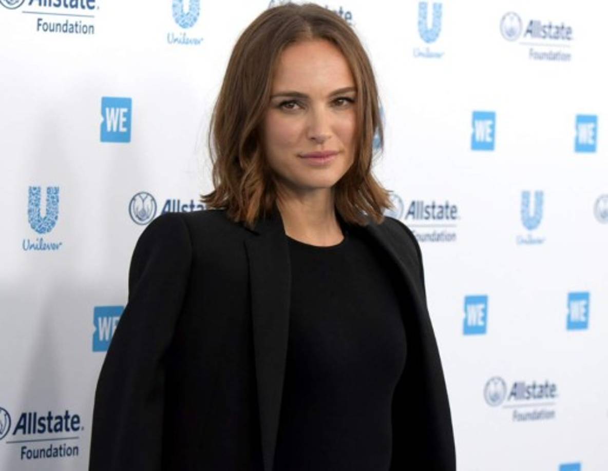 Natalie Portman<br/><br/>La famosa actriz de cine nacida en Jerusalén es judía y no celebra la Navidad. Sin embargo, en 2016 la actriz puso su primer árbol navideño aprovechando que ese año la primera noche de Hanukkah coincidía con la víspera de Navidad. Para ella fue su primer fiesta navideña, pero no para su esposo, el francés Benjamin Millepied, quien se convirtió al judaísmo en 2014.