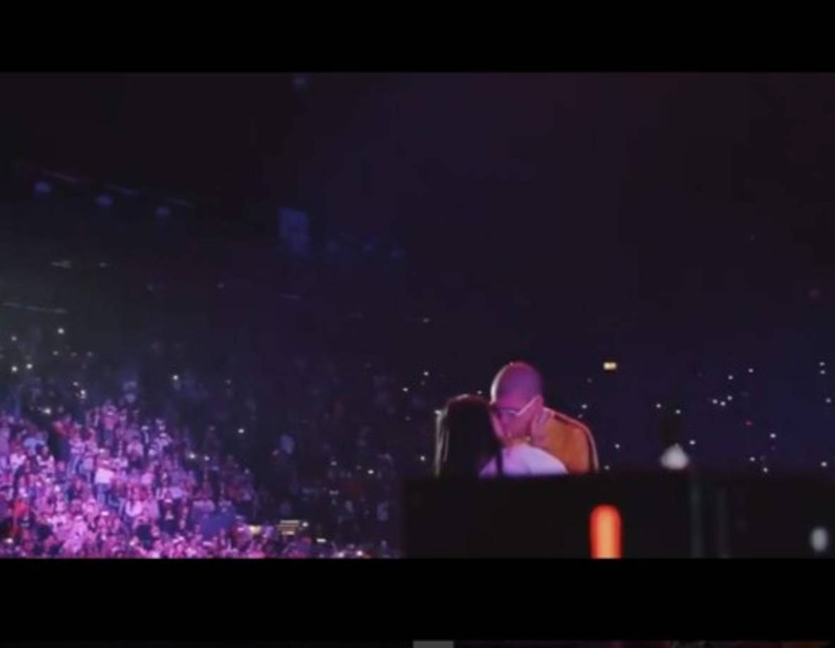 Imágenes y videos han causado furor en las redes y es que la pareja se mostró muy ardiente sobre el escenario.