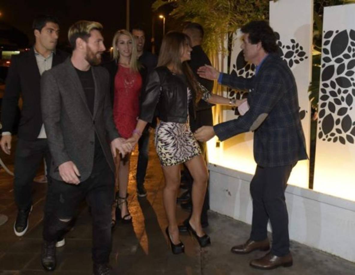 Antonella llegó enfundada en un vestido corto de color blanco y negro que realzaba su impecable figura. Para completar el look, llevó sobre al tono y zapatos altísimos de color negro.