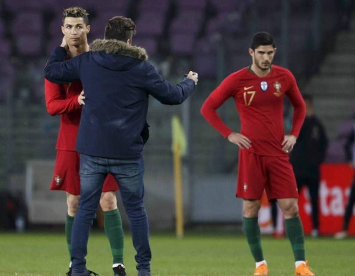 SUI01. GINEBRA (SUIZA), 26/03/2018.- Un aficionado se toma una selfi con el portugués Cristiano Ronaldo (i) durante el partido amistoso internacional que enfrenta a las selecciones de Portugal y Holanda hoy, lunes 26 de marzo de 2018, en Ginebra (Suiza). EFE/SALVATORE DI NOLFI