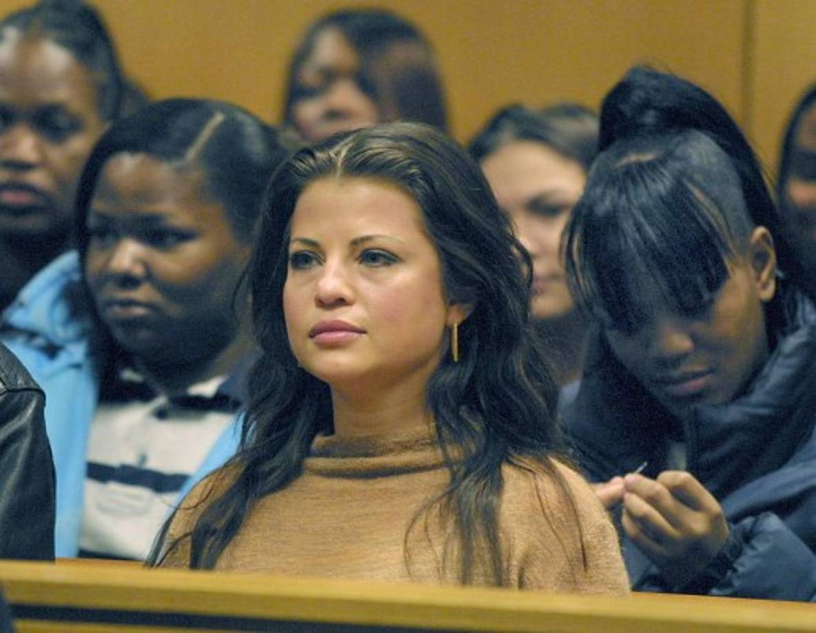 Cuando se acercaba el fin de su contrato con Don Johnson, el rey Midas de la TV en Hollywood, Aaron Spelling, negoció con Yasmine su participación en una nueva serie llamada Titans.<br/><br/> La bella actriz aceptó la oferta del productor, tras varios años rechazando sus ofertas en otros proyectos. Así, en 2000, Yasmine Bleeth se convierte en la estrella femenina de Titans, una serie llena de lujo, dinero y ambición producida por Spelling y la NBC. Casper Van Dien, Victoria Principal y Jack Wagner eran algunos de los protagonistas de la serie.<br/><br/>Se rodaron los 13 capítulos de la primera temporada.