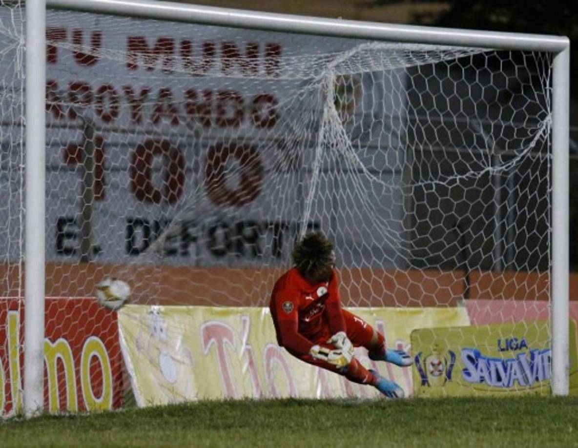 Kevin Hernández no pudo detener el penal de Víctor Moncada con el que la UPN le ganó al Honduras Progreso.