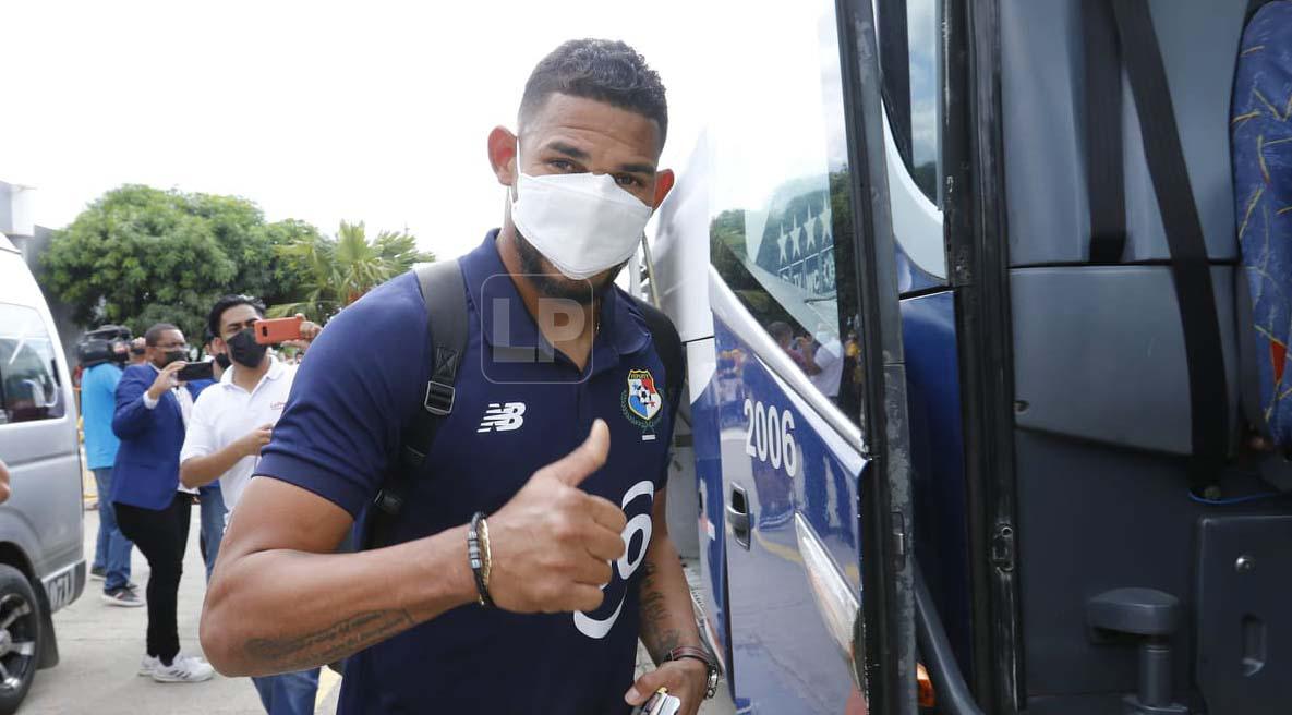 El portero panameño José Calderón saludando al lente de Grupo OPSA. Es recordado por su pasado en Platense y Marathón.