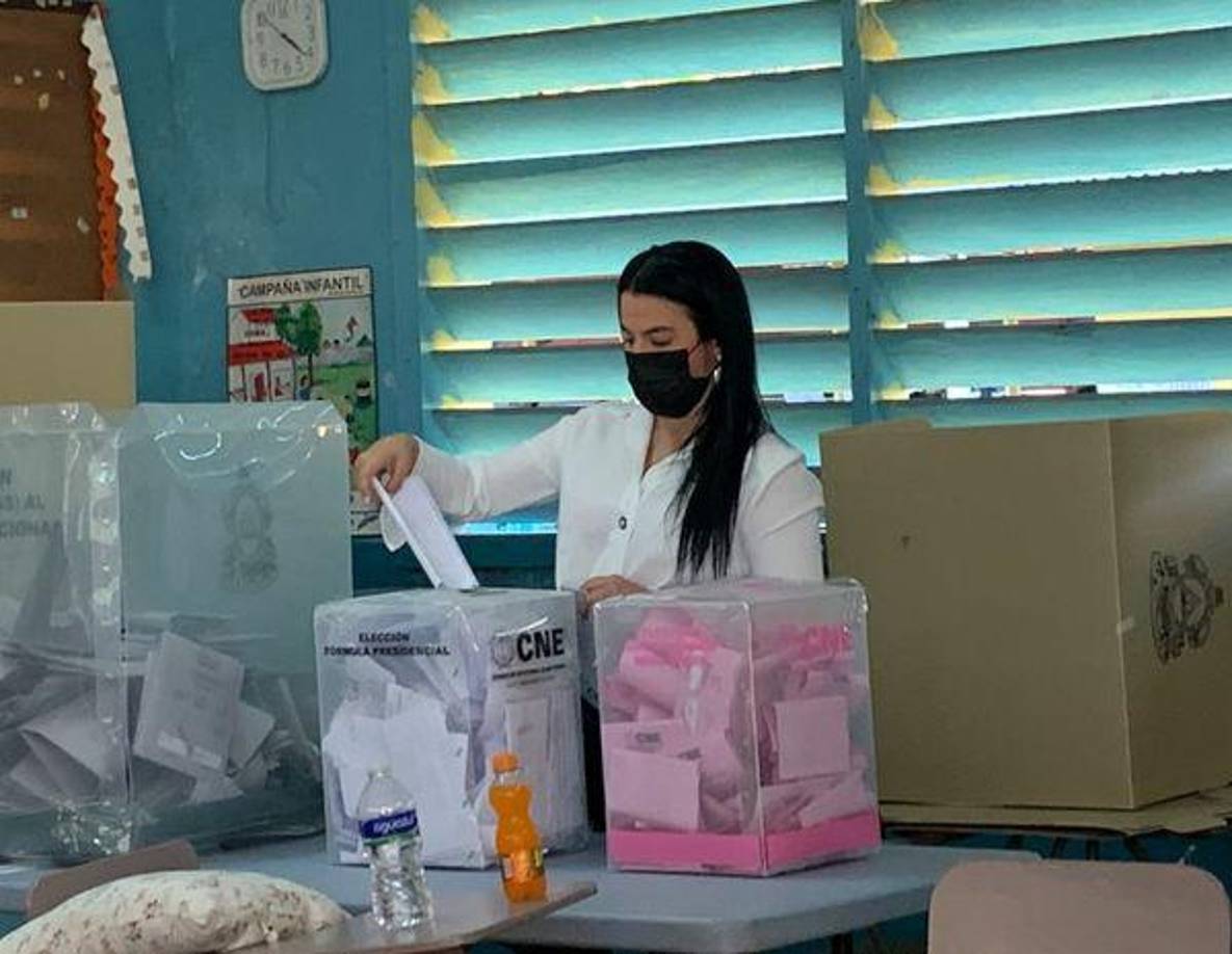 “EJERCÍ MI SUFRAGIO. Me siento orgullosa de formar parte de esta fiesta democrática. Estoy lista para servir a Dios y a mi pueblo, si es esa la voluntad de cada uno de ustedes”, dijo Andonie en redes sociales. 