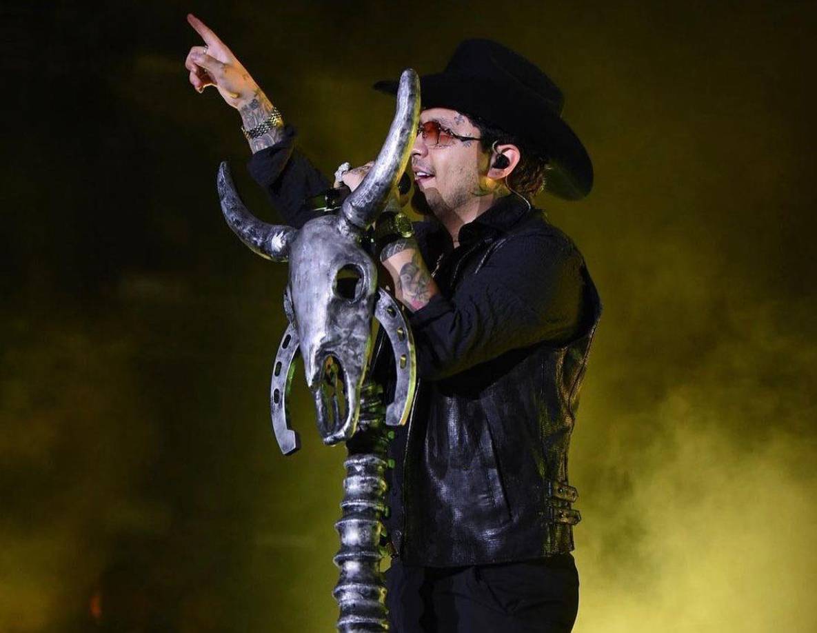 En uno de sus conciertos, interpretó el tema ‘Eso y más’ y, lejos de parecer un acto de amor, no fue recibido de buena manera por el público.