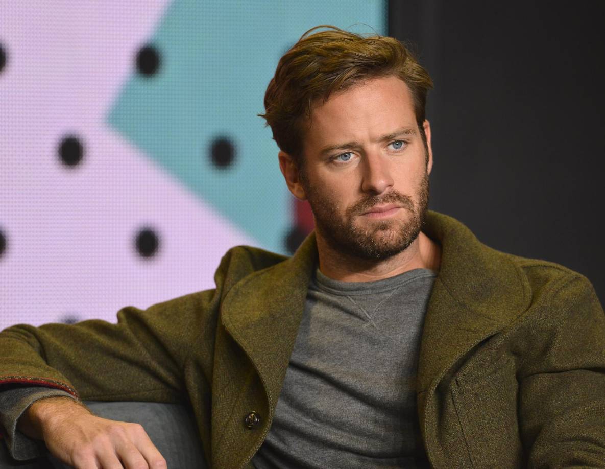 En la entrevista, Armie Hammer también confiesa haber sufrido abusos sexuales cuando tenía 13 años por parte de un pastor y considera que este episodio fue el que originó su interés por las prácticas de sumisión y dominación sexuales conocidas como BDSM (siglas de Bondage, Dominación-Disciplina, Sumisión-Sadismo, Masoquismo).