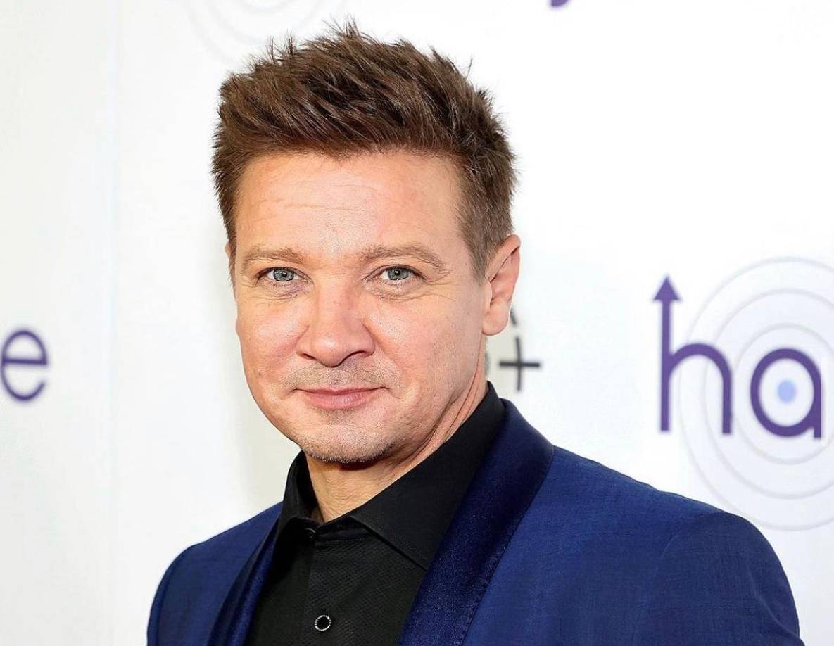 Renner estaba despejando nieve cuando sufrió heridas graves, agregó la fuente que no especificó dónde ocurrió el accidente.