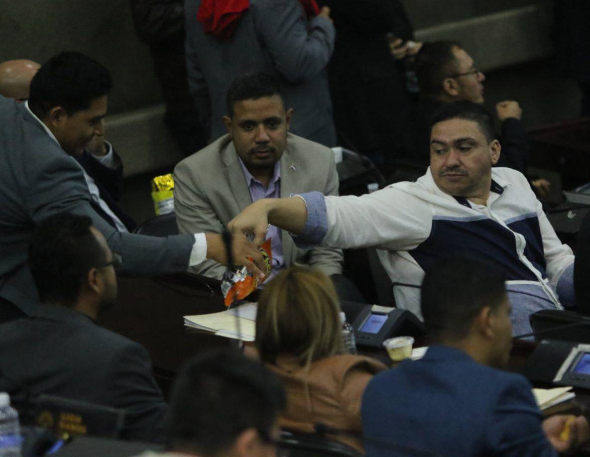 La sesión del Congreso Nacional de Honduras había sido convocada para las 3:00 pm del jueves y se extendió hasta las 3:45 de la madruga del viernes.