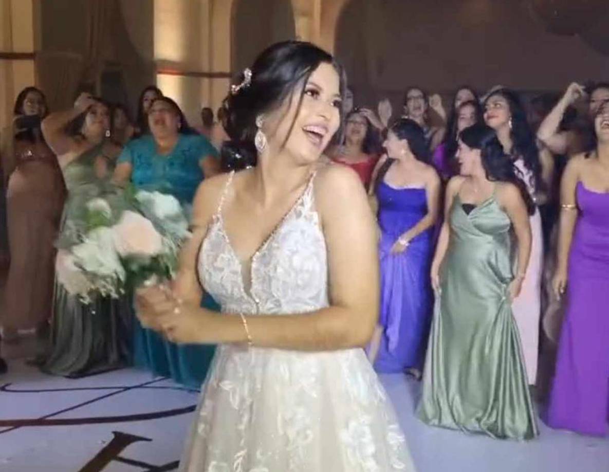 Momento en donde Andrea lanzaba el ramo de novia. Fue una boda que se vivió con mucha alegría. 