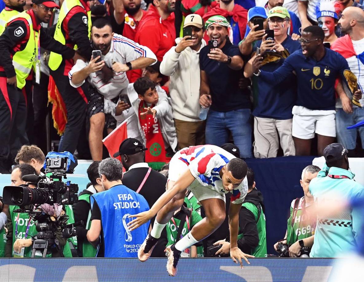 Kyalian Mbappé regresando al campo tras ver que el aficionado francés se encontraba bien.