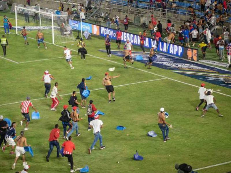 Un muerto dejó el enfrentamiento entre barras de ambos equipos en Santa Marta. - Foto: Eduardo Trujillo (@eduardopublica)
