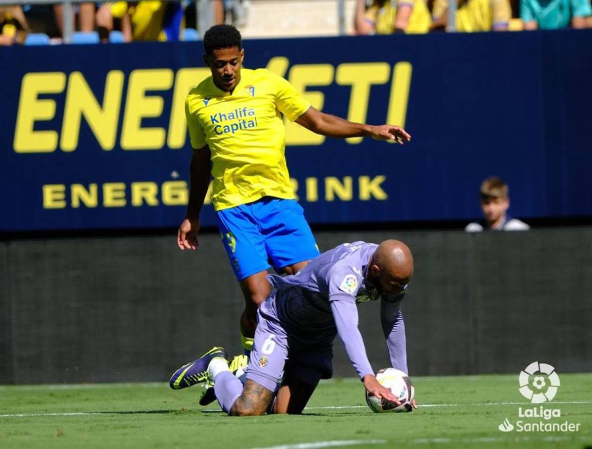 El ‘Choco‘ Lozano le comete una falta al francés Étienne Capoue del Villarreal.