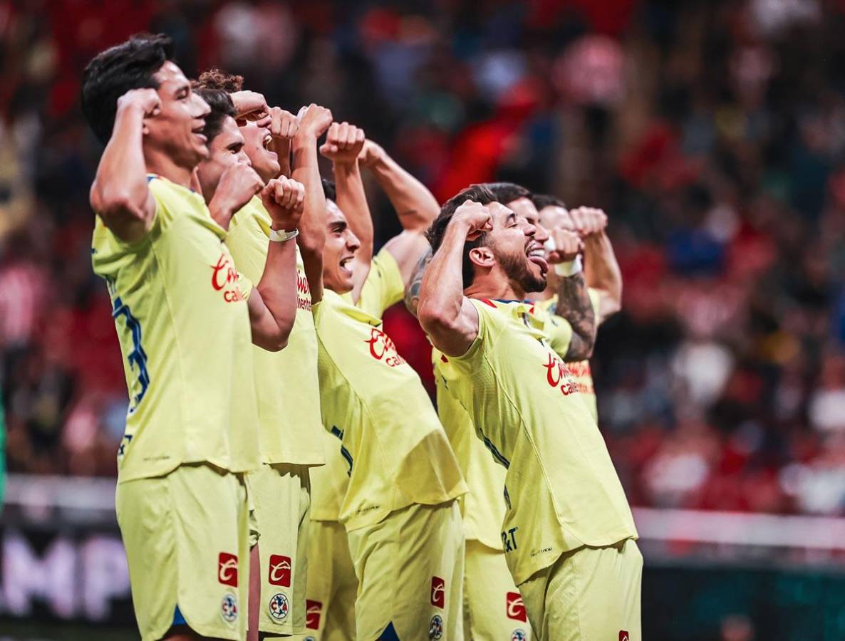 Los jugadores del América celebrando el gol de Henry Martín.