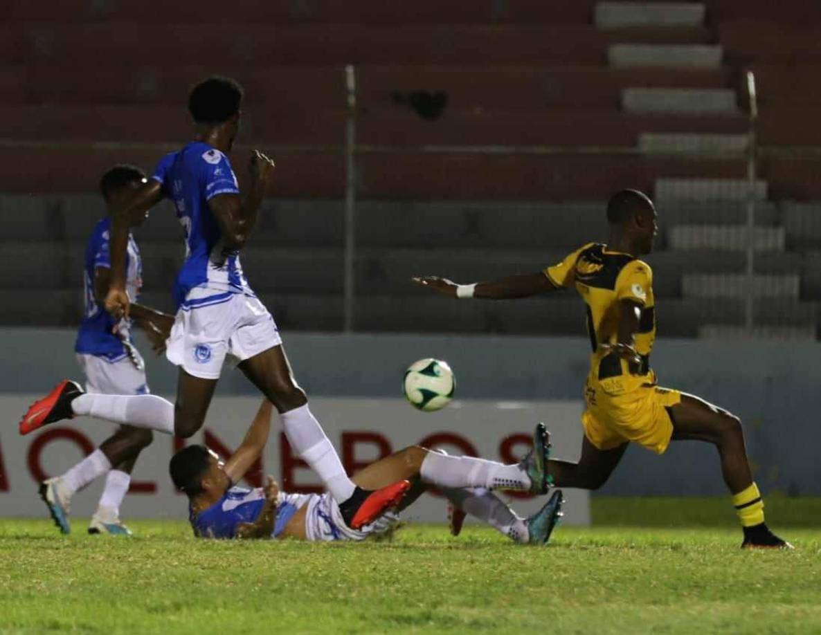 El partido se fue al descanso con ventaja 2-1 del Victoria sobre el Real España en La Ceiba.