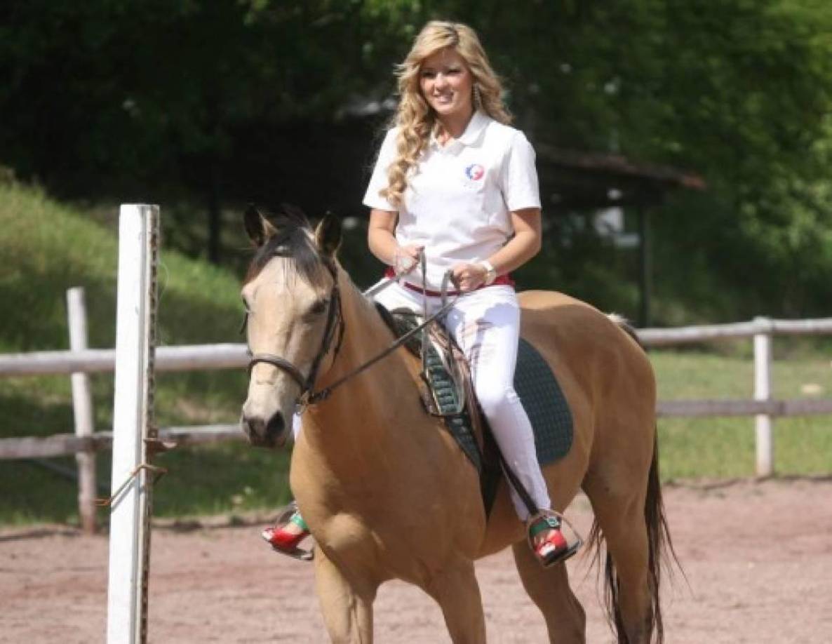 Debbie Bertrand: La hermosa chica hondureña es aficionada del Olimpia.