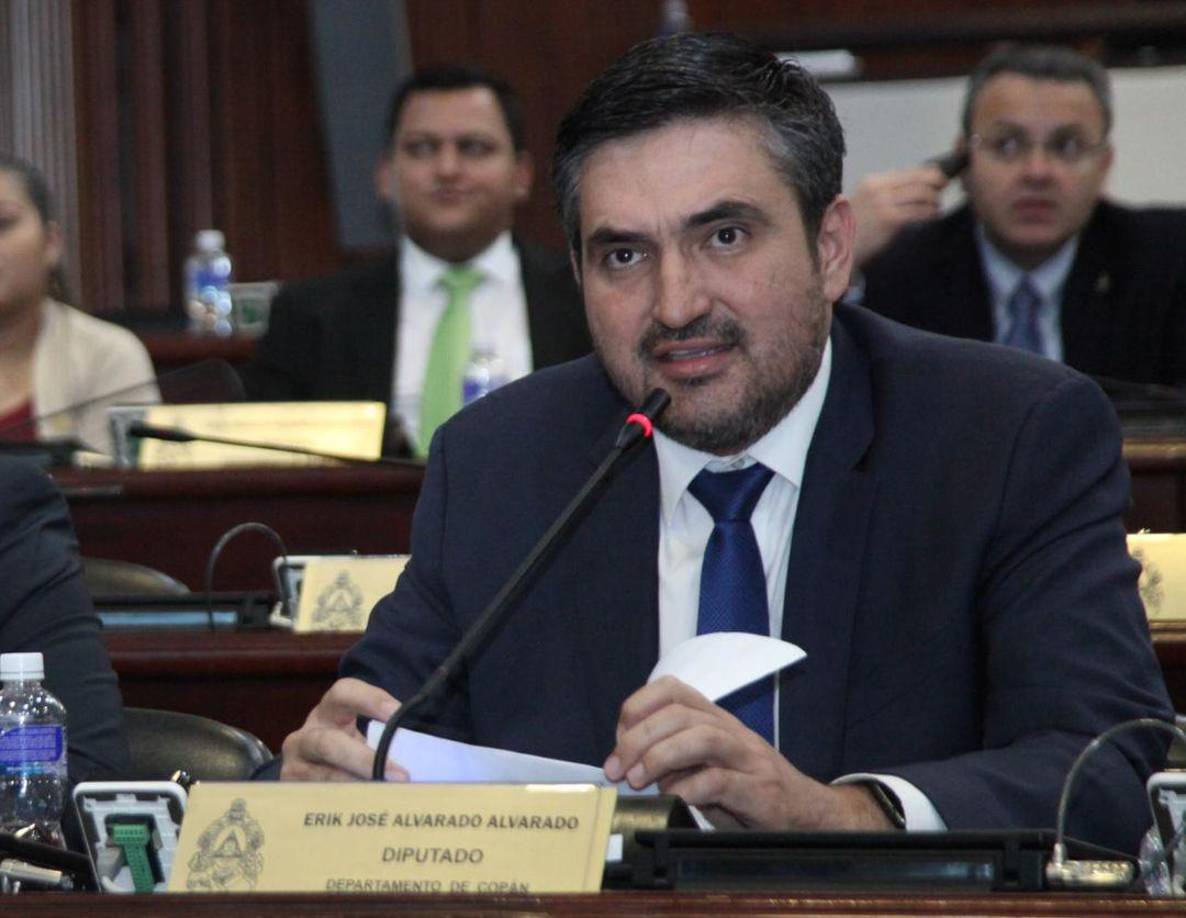 En esta ocasión, el diputado nacionalista por el departamento de Copán, Erick Alvarado, arremetió contra el titular del Poder Legislativo. 