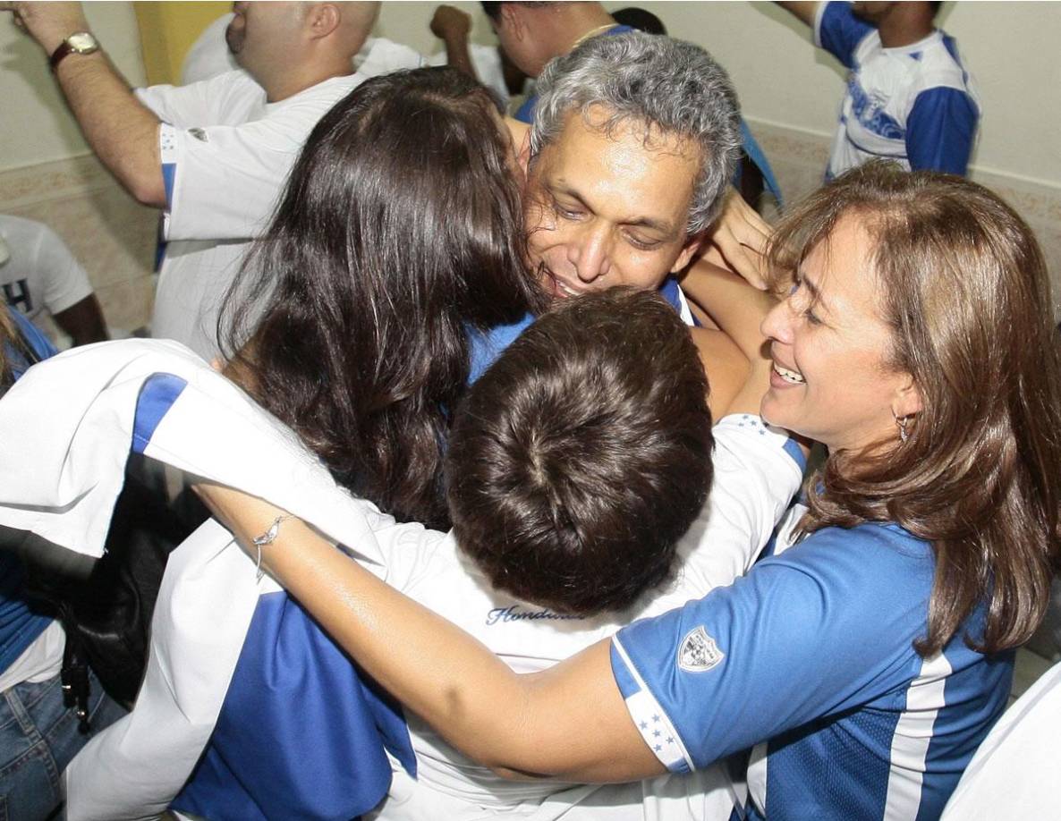 Padre de familia - ReinaldoRueda tiene dos hijas y un varón: Alejandra, Carolina y Juan David.