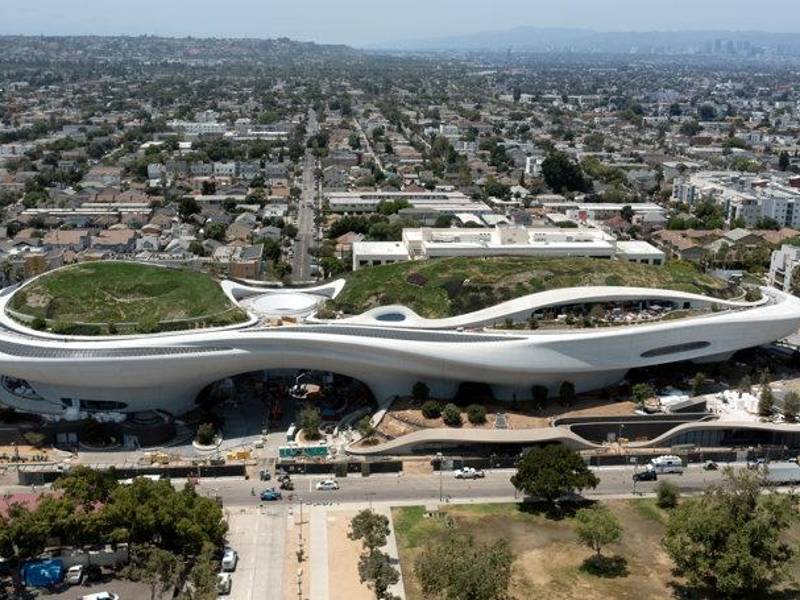 Fotografía aérea de julio de 2025 cedida por JAKS Productions donde se observa la construcción del Museo Lucas de Arte Narrativo ubicado en el Parque de Exposiciones de Los Ángeles, California (Estados Unidos).