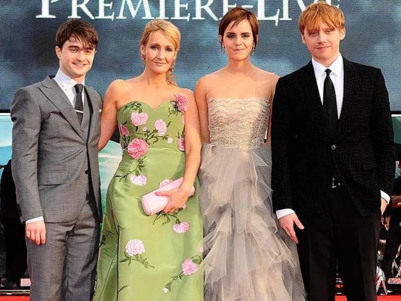 La escritora J.K. Rowling en una imagen de archivo con el elenco original de la saga de “Harry Potter”.