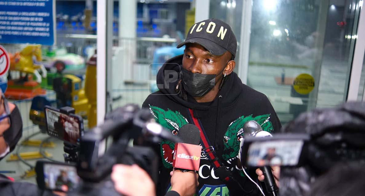 Alberth Elis atendió a la prensa deportiva que lo esperaba en el Aeropuerto Ramón Villeda Morales.