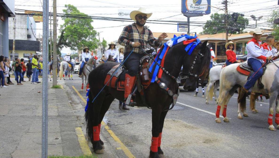 Tras dos años de haberse suspendido por la pandemia de covid-19 arrancó este sábado el esperado desfile hípico del Campo Agas en San Pedro Sula, conmemorando la Feria Juniana