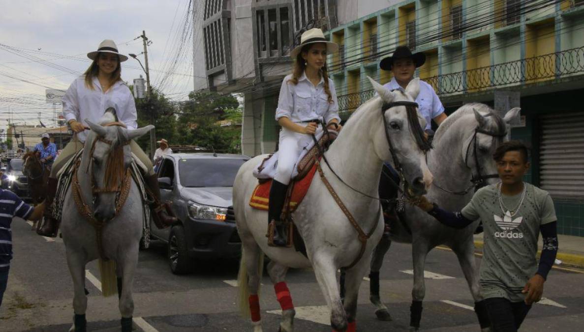 Los jinetes montaron caballos españoles, iberoamericanos y peruanos.