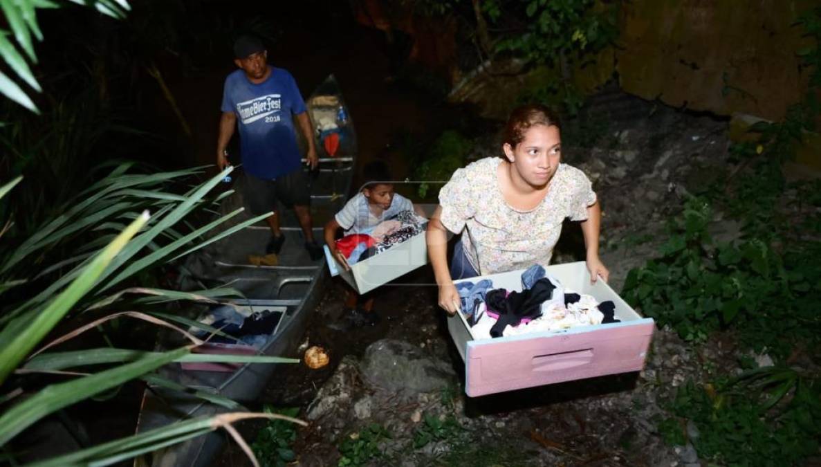 Pobladores evacúan en pequeñas embarcaciones. Portan prendas personales, aunque no pueden trasladar enseres y electrodomésticos. 