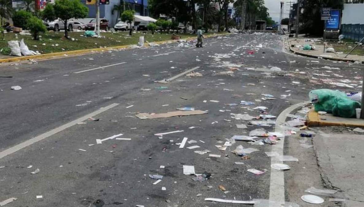 Asimismo, aclaró que “el equipo de la Policía Municipal y Sulambiente realiza labores de limpieza desde las 8:00 pm (de ayer)”.