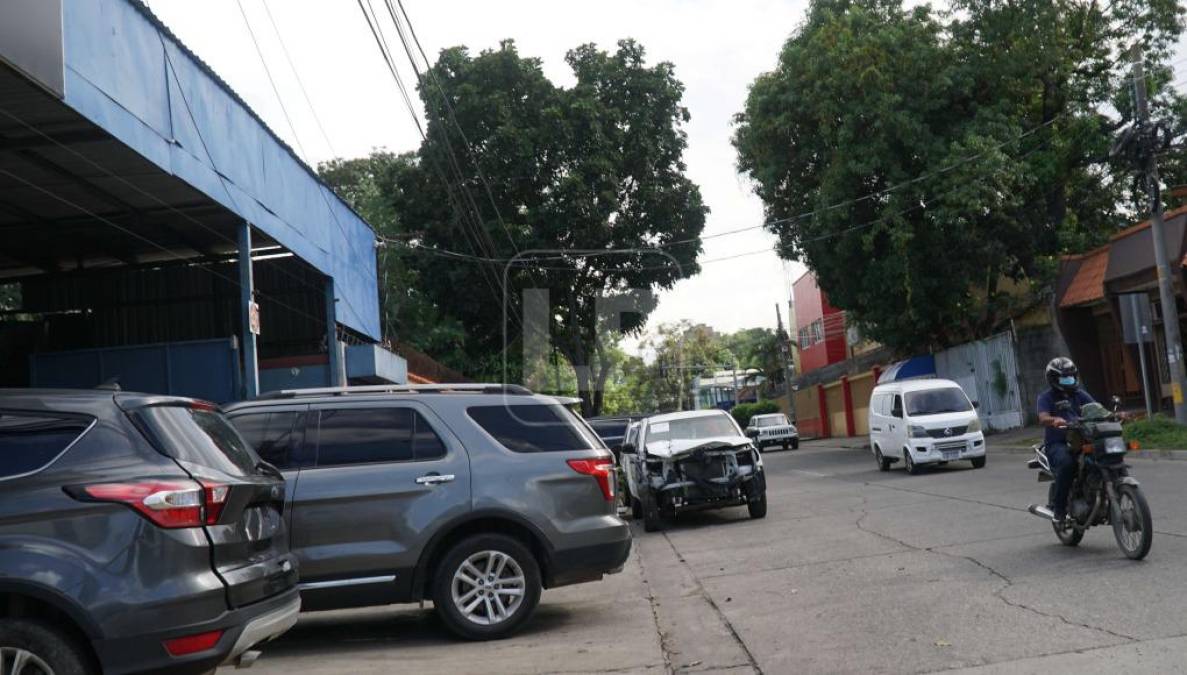 Talleres mecánicos toman como suyas las medianas, dejando sin espacio a los peatones para circular. 