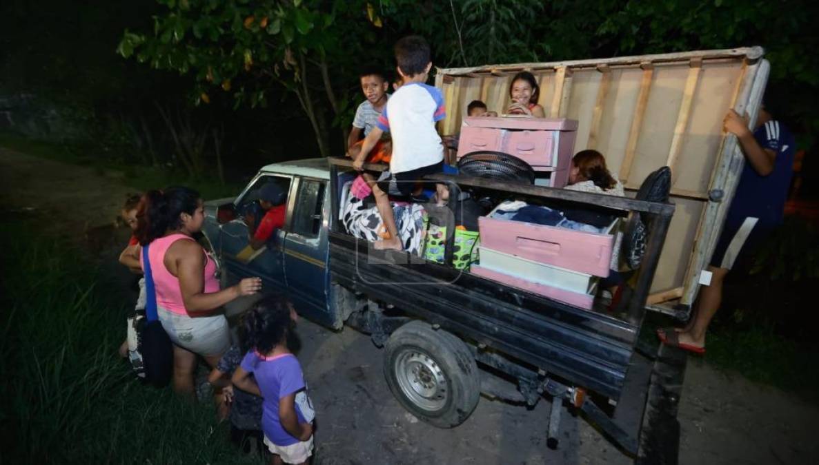 Otros evacuaron a bordo de pailas de carros. 