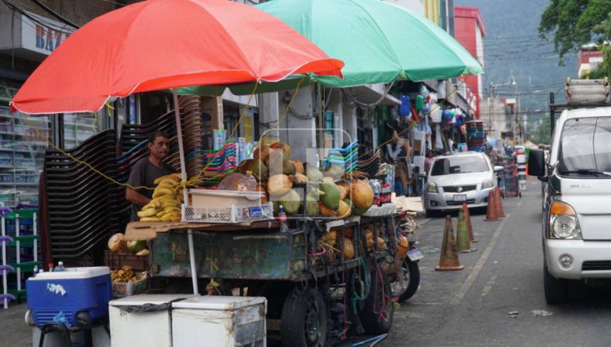 ¡Es un caos! Tiendas y talleres se apoderan de calles y avenidas de San Pedro Sula