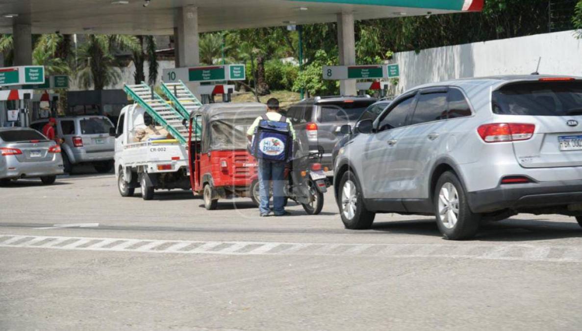 El paro de transportistas ha impedido que las gasolineras recarguen sus depósitos de reserva de combustible. 