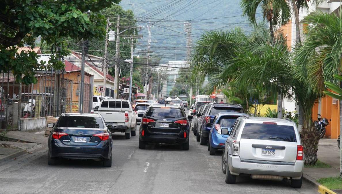 Por estacionarse en zona no autorizada ni regulada, el infractor pagará Tres mil lempiras (L.3,000.00)en concepto de multa, adicionalmente deberá cancelar Ochocientos lempiras (L.800.00), en concepto de servicio de grúa para retirar el vehículo del lugar prohibido, lo que suma un total de Tres Mil Ochocientos lempiras (L.3,800.00) debiendo ser ingresados al Tesoro Municipal.