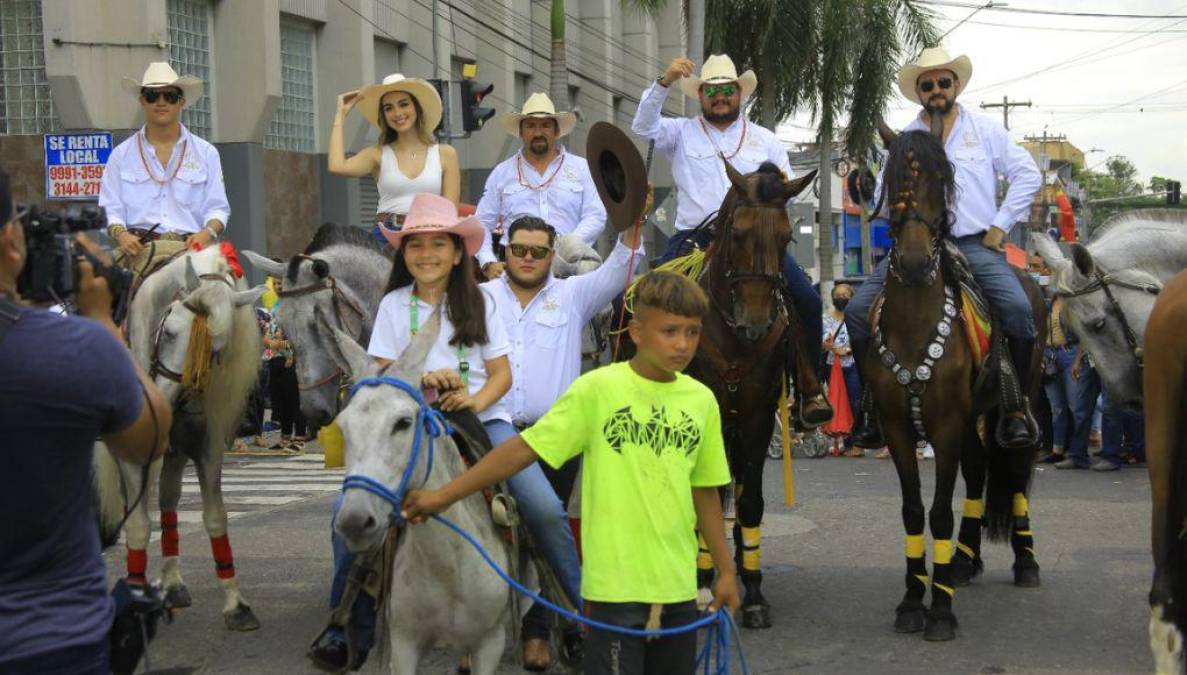 Los niños también se involucraron en el desfile.