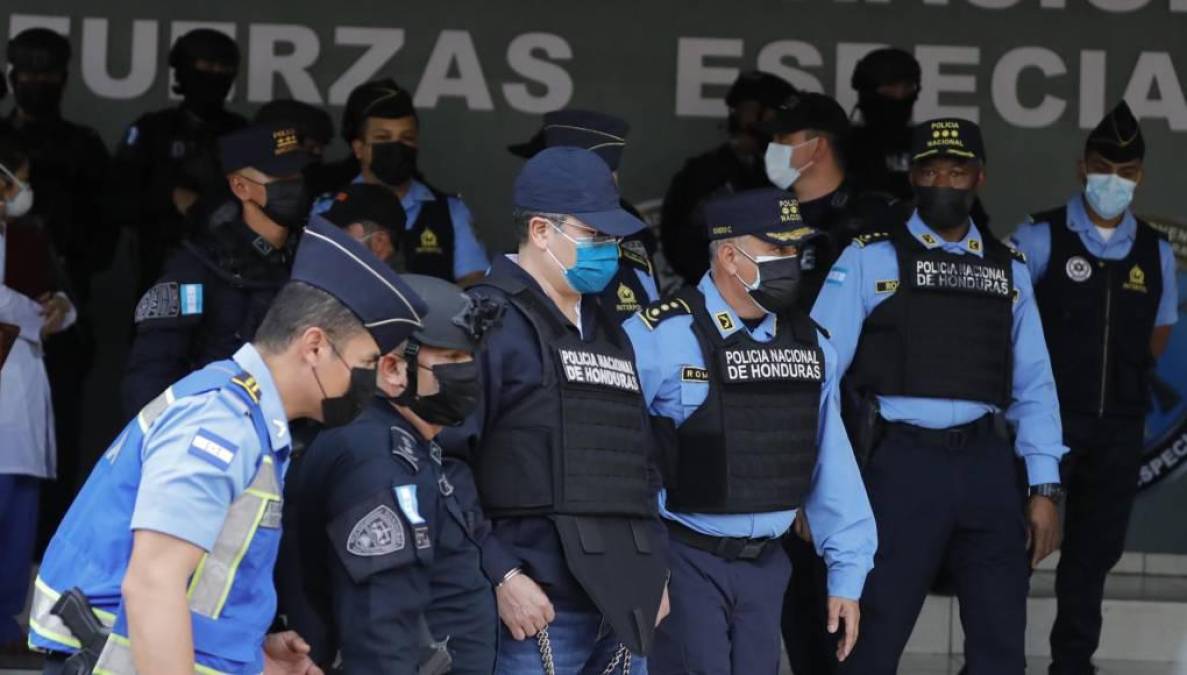 Hernández, que asistió a la audiencia con un uniforme caqui de prisionero, enfrentó hoy la segunda audiencia tras ser extraditado el pasado abril, acusado de tráfico de cocaína y posesión de armas pesadas, cargos de los que se declaró no culpable.