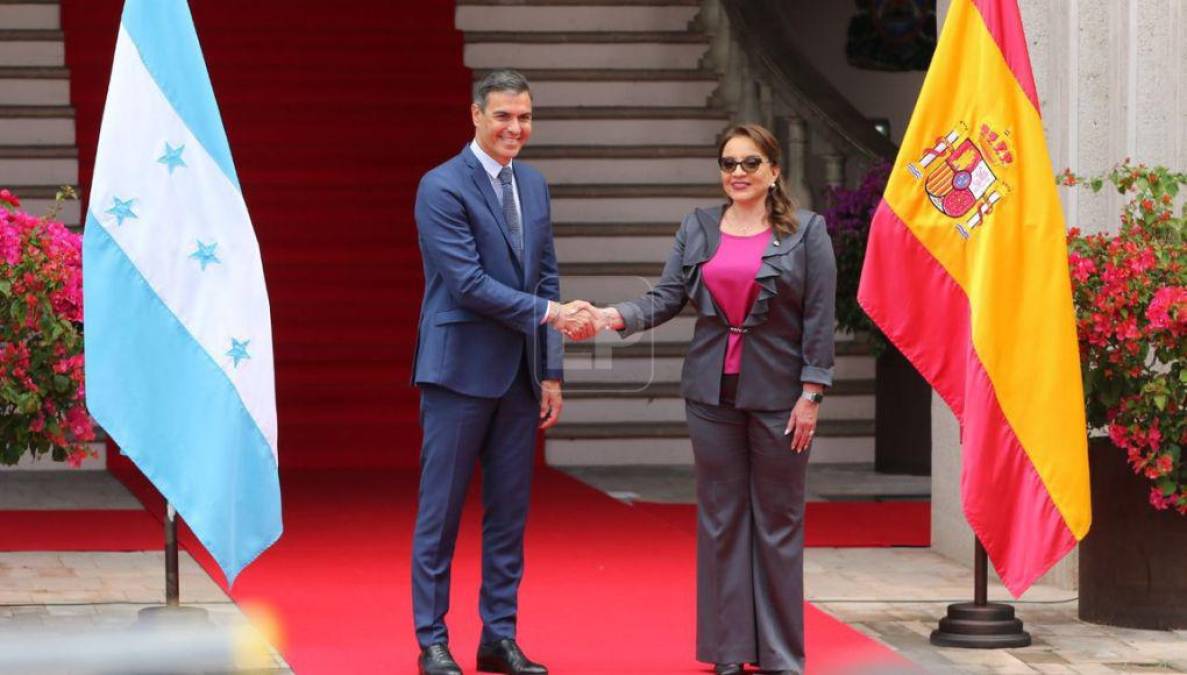 Xiomara Castro recibe con honores a Pedro Sánchez en Casa Presidencial (FOTOS)