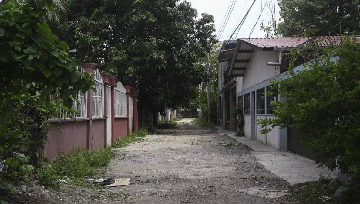 Las diez familias abandonaron la cuadra y se marcharon. La policía reforzó su presencia, aunque estas personas no han vuelto a sus hogares.De noche, policías civiles y militares montan retenes en las calles, entre viviendas amuralladas de concreto y hierro, con las puertas cerradas. Muy pocos autos circulan.