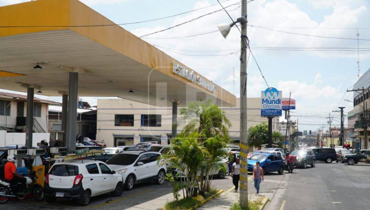 En la emblemática estación San Pedro, de la 7 calle en San Pedro Sula, las filas de vehículos esperando a ser atendidos es interminable. 