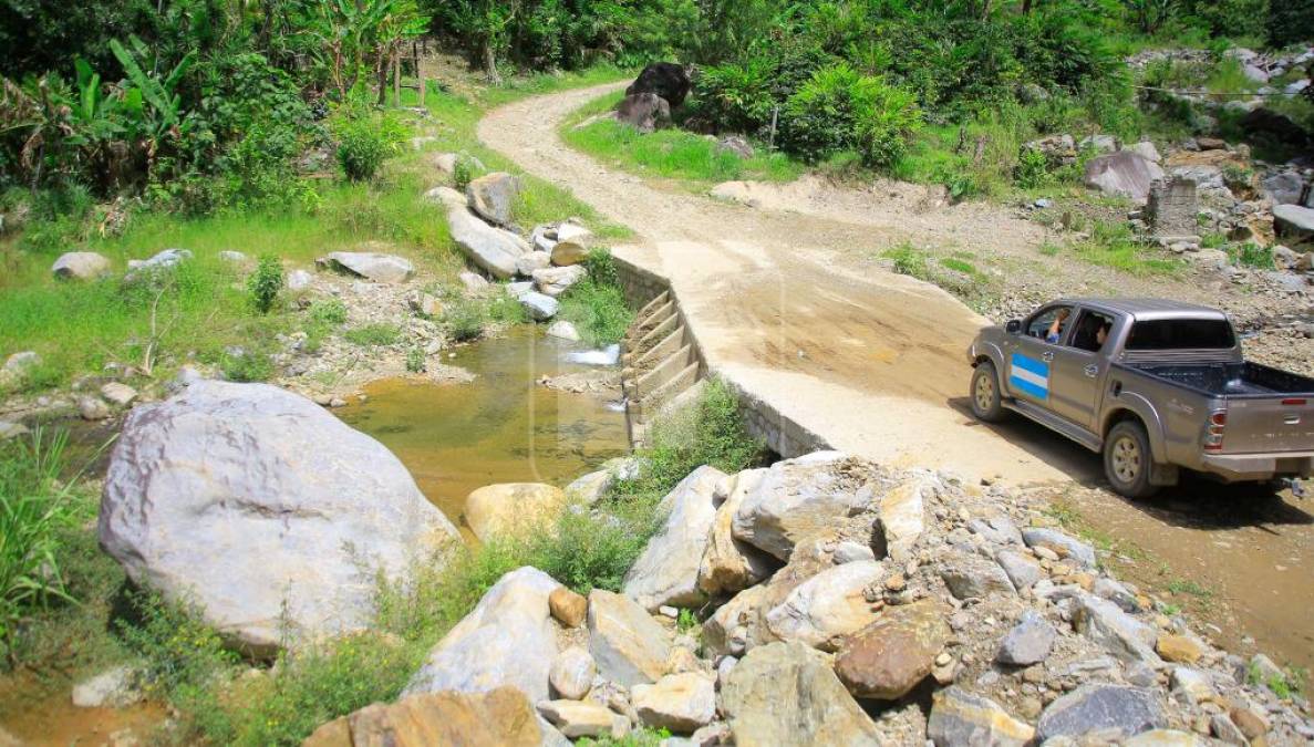 La nueva vía también acortará distancia y costos, ya que mide 48 kilómetros desde Cuyamelito a Quimistán, y al evitar pasar por el valle de Sula se evitan 170 kilómetros y varias horas de tránsito, que se empeora si hay congestionamiento vial.“Nosotros como municipio seríamos el primer núcleo poblacional beneficiado de la carretera y por lo tanto aspiramos a tener mayor crecimiento de la inversión, fuentes de empleo y atraer a la industria transformadora, para que pueda asentarse en la zona de Quimistán”, expuso el jefe edilicio.