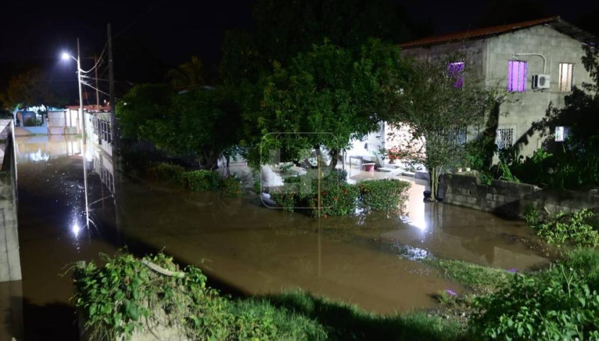 En las colonias aledañas al puente La Democracia ya son notorias las inundaciones. 