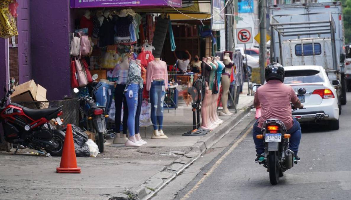 Maniquíes “adornan” las calles y avenidas de San Pedro Sula, pero no en el interior de las tiendas, como se establece en la normativa. 