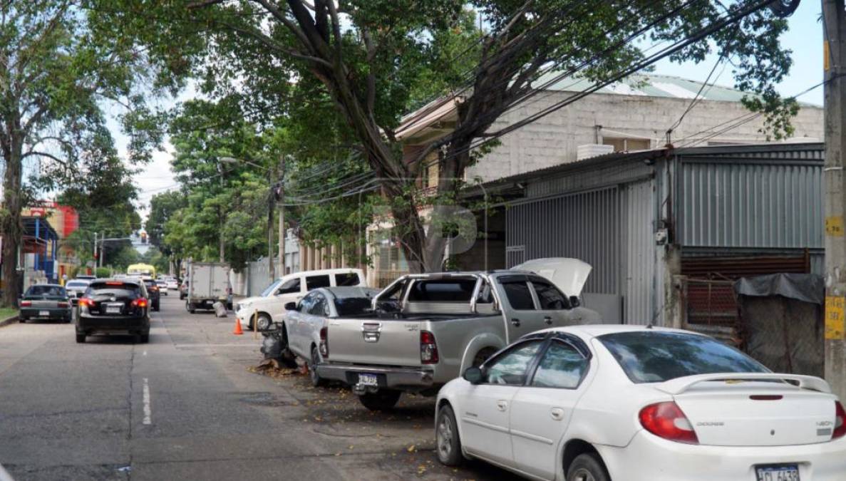 En el barrio Guamilito en la 10 avenida entre la 6 y 7 calle en el cuadrante noreste de la ciudad hay un taller que ocupa la acera y la calle como estacionamiento, en las hora pico se forman largas filas debido a que solo hay un carril para avanzar