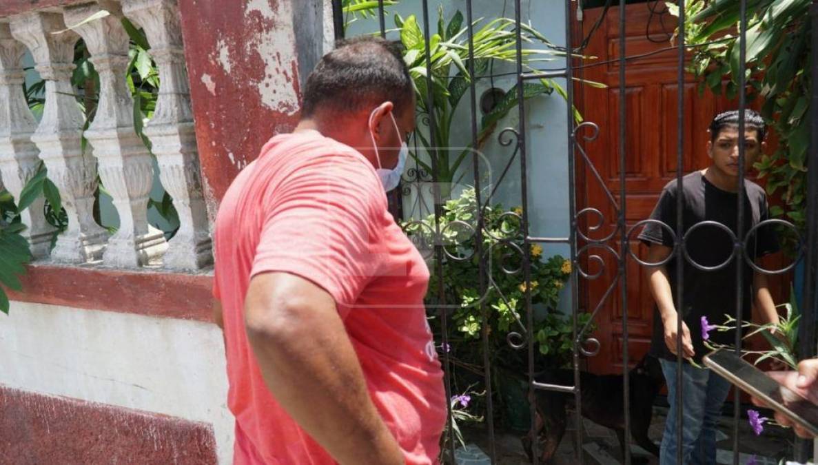 Un ciudadano contó cómo fue que encontró el cuerpo ensangrentado del docente. Dijo que él ingresó a la vivienda porque la víctima, Wilfredo Gallardo, le alquilaba el apartamento que está detrás de su casa.