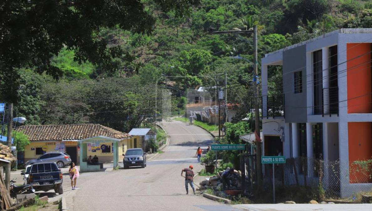 En Cololaca, con más de 11,000 habitantes, el desarrollo ha sido lento en los últimos tiempos y la misma suerte vive la población mestiza e indígena de Gualcince, que tiene 12 aldeas, 103 caseríos y más de 12,000 vecinos. Este territorio aún con múltiples limitaciones ha crecido en los últimos años en comparación a la mayoría.